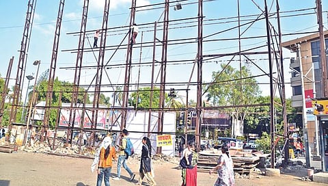 नाशिक: सीबीएस बसस्थानकाबाहेरील धोकादायक होर्डिंग हटविताना कर्मचारी.
(छाया : हेमंत घोरपडे)