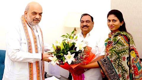 ज्येष्ठ नेते एकनाथ खडसे यांनी गुरुवारी केंद्रीय गृहमंत्री अमित शहा यांची भेट घेतली.