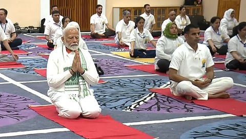 International Yoga Day 2024 | पीएम मोदी यांनी आज श्रीनगरमधील शेर-ए-काश्मीर इंटरनॅशनल कॉन्फरन्स सेंटर (SKICC) येथे योगासने केली.
