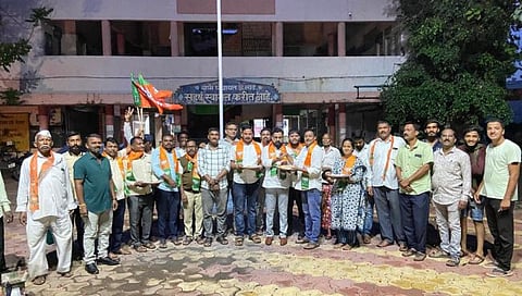 कोल्हापूर : नरेंद्र मोदी तिसऱ्यांदा पंतप्रधान, चाहत्यांचा साखर-पेढे वाटून जल्लोष