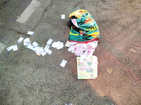 धक्कादायक! कल्याण-शिळ महामार्गावर आढळली गोणी भरुन मतदानकार्ड