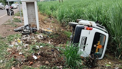 कुरुंदवाड : हेरवाड येथे भरधाव कारने दुचाकीला उडवले, सर्व प्रवासी सुखरूप