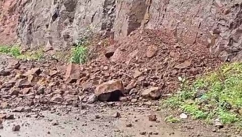 रत्नागिरी : अणुस्कुरा घाटात दरड कोसळली; वाहतूक बंद