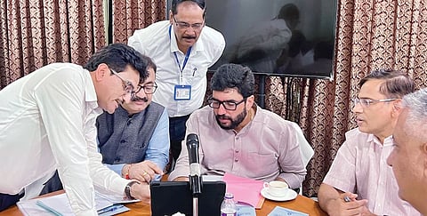 विमानतळ जागेची पाहणी, भूसंपादन लवकरच; पुणे विमानतळाबाबत आढावा बैठक