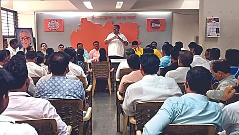 नाशिक : राज ठाकरे यांच्या दौऱ्याच्या नियोजनासाठी आयोजित बैठकीत मनसैनिकांना मार्गदर्शन करताना अशोक मुर्तडक.