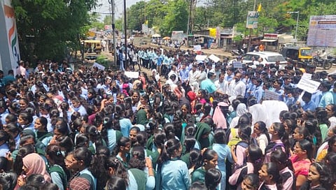 NEET Exam 2024 : नीट परिक्षा पुन्हा घ्या; धाराशिवमध्ये विद्यार्थ्यांची मोर्चाद्वारे मागणी