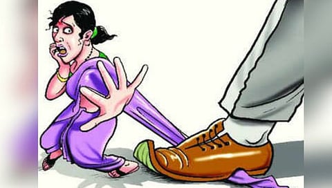 संतापजनक! रक्षकच बनले भक्षक; पोलिसाने केली तरुणीकडे शरीरसुखाची मागणी