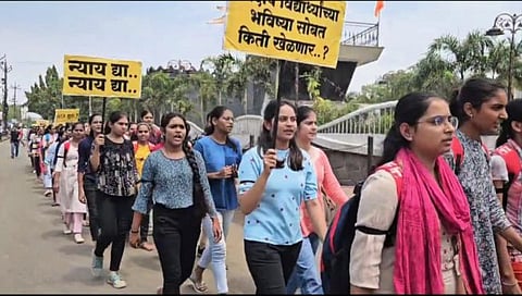 जळगाव : ‘नीट’ रद्द करण्याच्या मागणीसाठी चाळीसगावात हजारो विद्यार्थी रस्त्यावर