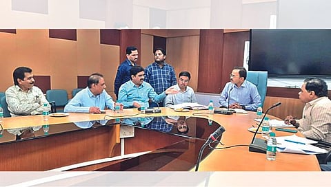 नाशिक : 'एमआयडीसी'चे अधीक्षक अभियंता बाळासाहेब झांजे यांना जाब विचारताना धनंजय बेळे व निमा पदाधिकारी.