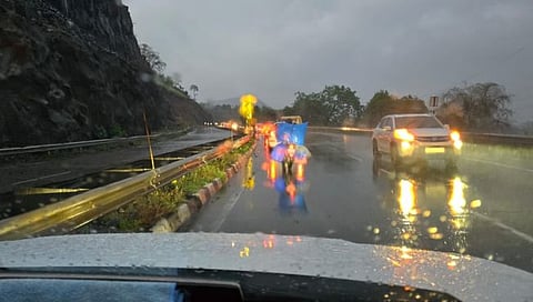 मुंबई-गोवा महामार्गावर दरड कोसळली; वाहतूक वळवली
