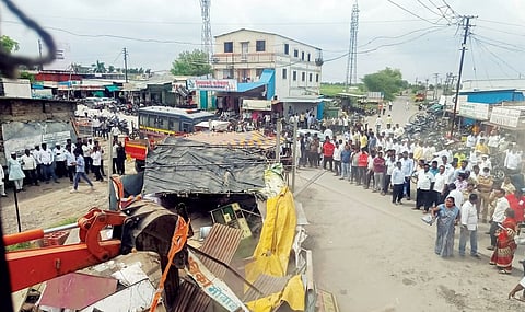 मांडवगण फराटा येथील अतिक्रमणांवर कारवाई