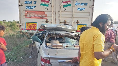 सोलापूर : बोरामणीजवळ कार-कंटेनर अपघातात बाप-लेक ठार ; दोघे जखमी