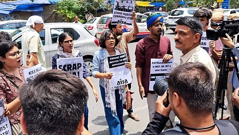 NEET Exam 2024 : नीट व नेट परीक्षा गोंधळावरून विद्यार्थी भडकले, शिक्षणमंत्र्यांच्या घरासमोर निदर्शने