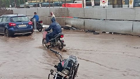 आंबेवाडी येथे पाण्यातून मार्ग काढताना वाहन चालकांना तारेवरची कसरत करावी लागली.