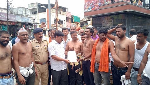 परभणी : पूर्णेत मराठा समाजाचे सरकारविरूद्ध बोंब मारो आंदोलन