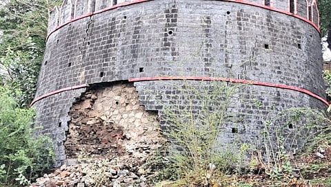 कल्याणातील ऐतिहासिक दुर्गाडी किल्ल्याच्या बुरूजाचा भाग ढासळला