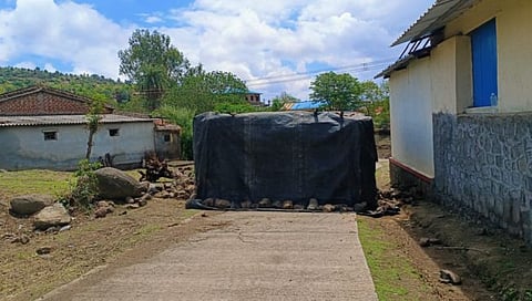 रस्त्यावर बांधली झोपडी