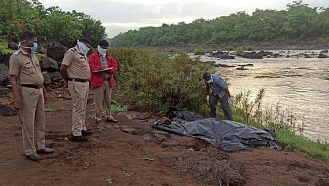 काळ नदीपात्रात अज्ञात इसमाचा मृतदेह आढळला