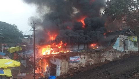 संगमेश्वर बाजारपेठेत भीषण आग