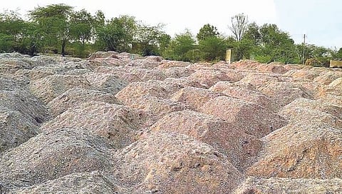 कोल्हापूर : वाळू तस्करांचे शेकडो अधिकार्यांवर प्राणघातक हल्ले