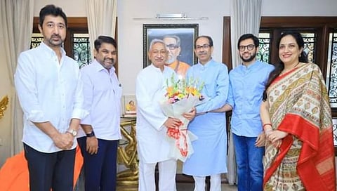 खासदार शाहू महाराजांनी उद्धव ठाकरे यांची भेट घेतली.