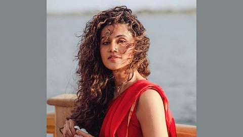 तापसी पन्नूचा ‘हसीन दिलरुबा’मध्ये बोल्ड अंदाज, लाल साडीत समुद्रकिनारी…