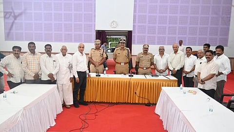 आयजी सुनिल फुलारी यांच्यासमवेत यावेळी जिल्हा पोलीस प्रमुख महेंद्र पंडीत, कोल्हापूर शहर डीवायएसपी अजित टिके, पोलीस निरीक्षक जिल्हा विशेष शाखा तानाजी सावंत, तसेच औद्योगिक संघटनांचे अध्यक्ष सुरेन्द्र जैन, नितीनचंद्र दळवाई, हरिश्चंद्र धोत्रे व उद्योजक.