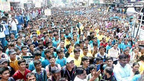 आमचे भविष्य वाचवा; असे म्हणत ‘नीट’ची तयारी करणाऱ्या विद्यार्थ्यांचा एल्गार मोर्चा