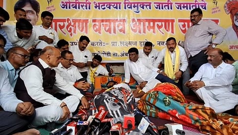 वडीगोद्री येथे उपोषण करणारे लक्ष्मण हाके आणि नवनाथ वाघमारे यांची शिष्टमंडळाने भेट घेतली.