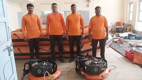 रायगड: महाडमध्ये ३० जवानांचे एनडीआरएफ पथक दाखल झाले आहे.