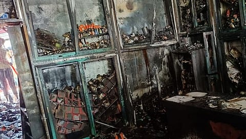 कंधार येथे भीषण आगीत भस्मसात झालेले भक्ती मेडिकल