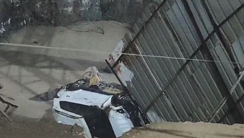 कार ४० फूट खड्ड्यात पडली