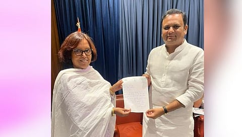 वर्षा गायकवाड यांनी आमदारपदाचा राजीनामा विधानसभा अध्यक्ष राहुल नार्वेकर यांच्याकडे सुपूर्द केला.