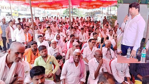 ठेवेदारांचा मेळाव्यात बोलताना शिवसेना अल्पसंख्यांक विभागाचे प्रदेशाध्यक्ष सईद खान