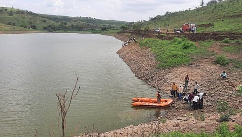 बीड : भोपला तलावात पोहायाला गेलेला युवक बुडाला; शोधकार्य सुरु