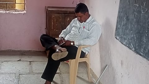 छ. संभाजीनगर : शाळा सुरू असतानाच शिक्षकाला लागली डुलकी; व्हिडिओ व्हायरल