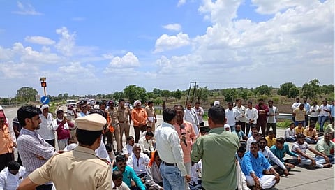 नांदेड- लातूर हा राष्ट्रीय महामार्ग रोखल्याने वाहतुकीची कोंडी झाली