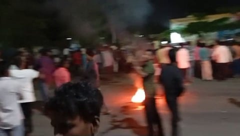 बालिका खूनप्रकरण : आरोपीला ताब्यात देण्यासाठी संतप्त जमावाचा पोलिसांवर हल्ला