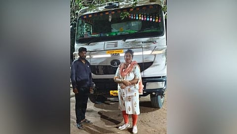 तहीलदार शिल्पा ठोकडे यांनी जातेगाव येथे पाठलाग करून अवैध वाळू वाहतूक करणारा ट्रक पकडुन दंडात्मक कारवाई केली.