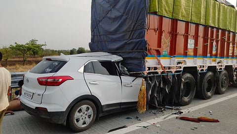 वाशिम: समृद्धी महामार्गावर ट्रकला कारची धडक; ३ जण जागीच ठार