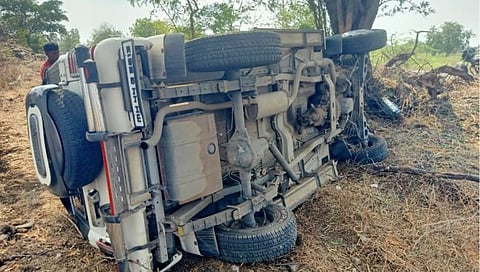 बीड: बेलगाव फाट्याजवळ गाडीची झाडाला धडक; २ जण जखमी