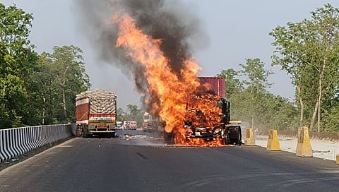 मोहघाटा महामार्गावर झालेल्या अपघातात चालकाचा जळून मृत्यू