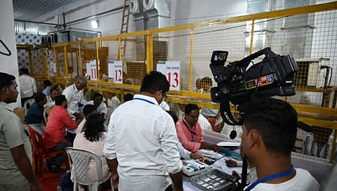 टपाली मतदानात काँग्रेसच्या प्रणिती शिंदे आघाडीवर