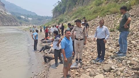 उत्तराखंडमध्ये नदीत बस कोसळून 14 ठार