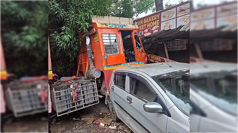 शाळेच्या बसला वाचविण्याच्या प्रयत्नात कंटेनर सर्व्हिस रस्त्याकडे घुसला; एक ठार, तीन जखमी