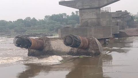 भीमा नदीतील पुलाचा पिलर कोसळला