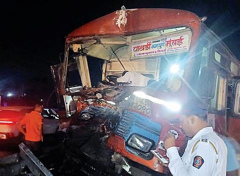पाथर्डी-मुंबई बसचा स्टेअरिंग रॉड तुटल्याने अपघात; चालकासह 9 जखमी