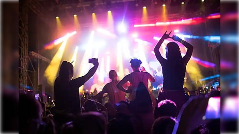 पब, हॉटेलच्या बेधुंदपणाला कोण वेसण घालणार?