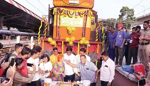 डेक्कन क्वीनचा 95 वा वाढदिवस जल्लोषात