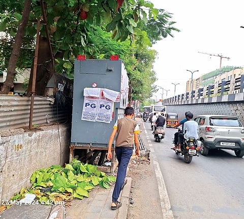 पदपथावरील डीपीमुळे पादचार्यांची गैरसोय; मगरपट्टा रस्त्यावरील समस्या
